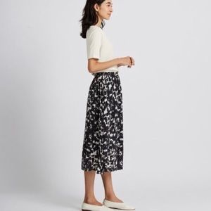 Uniqlo pleated flare skirt
